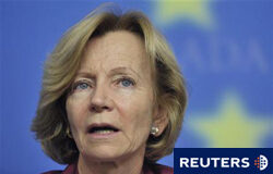 La UE desmiente las informaciones sobre un plan para España la ministra española de Economía, Elena Salgado, ofrece una rueda de prensa tras una reunión de ministros de Finanzas de la UE en Luxemburgo el 8 de junio de 2010.
