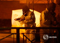 Miembros de los servicios de emergencia con ropa de protección trabajan cerca del banco donde el exoficial de inteligencia ruso Sergei Skripal y su hija Yulia fueron hallados envenenados en Salisbury, Reino Unido, 14 de marzo del 2018 Miembros de los servicios de emergencia con ropa de protección trabajan cerca del banco donde el exoficial de inteligencia ruso Sergei Skripal y su hija Yulia fueron hallados envenenados en Salisbury, Reino Unido, 14 de marzo del 2018