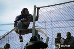 Estrasburgo condena a España a pagar 10.000 euros por dos devoluciones sumarias en la valla de Melilla Inmigrantes africanos tratan de saltar la valla entre Marruecos y España en Melilla, 21 de noviembre de 2015