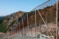 Más de 600 inmigrantes consiguen cruzar la valla en Ceuta La valla que separa Ceuta de Marruecos el 22 de junio de 2018