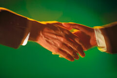 La grandeza del abogado Dos manos saludándose.