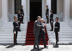 El ex primer ministro griego Antonis Samaras (I) escolta a Juncker tras una reunión en Atenas el 11 de junio de 2013