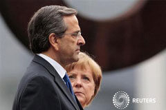 Europa vuelve a su problema original: Grecia Angela Merkel (dcha.), y el primer ministro griego, Antonis Samaras, en una ceremonia de bienvenida al segundo antes de reunirse en Berlín