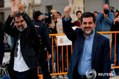 Catalá niega que los activistas catalanes encarcelados sean presos políticos Jordi Cuixart (iza), líder de Omnium Cultural, y Jordi Sánchez de la Asamblea Nacional Catalana (ANC), llegando a la Audiencia Nacinal en Madrid, el 16 de octubre de 2017