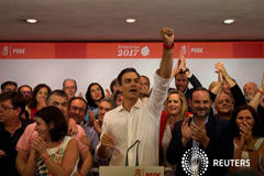 El ‘efecto Sánchez’ pone al PSOE a sólo cuatro puntos de un PP en caída, según el CIS Sánchez celebra su victoria tras ser elegido líder del PSOE, en Madrid, el 21 de mayo de 2017