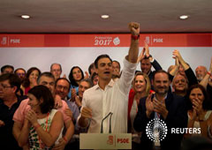 Sánchez celebra su victoria tras ser elegido líder del PSOE, en Madrid, el 21 de mayo de 2017