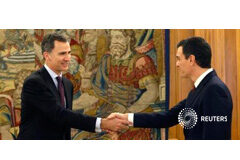 El PSOE reitera que tratará de formar gobierno si Rajoy lo rechaza de nuevo Imagen del líder socialista saludando al rey Felipe (a la izquierda) antes de su reunión en el Palacio de la Zarzuela en Madrid el 2 de febrero de 2016