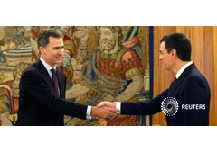 Imagen del líder socialista saludando al rey Felipe (a la izquierda) antes de su reunión en el Palacio de la Zarzuela en Madrid el 2 de febrero de 2016