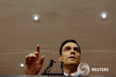 El rey encarga a Pedro Sánchez que intente formar Gobierno Sánchez durante una rueda de prensa en el Parlamento tras aceptar el encargo del rey, en Madrid, 2 de febrero de 2016