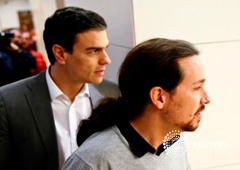 Sánchez (I) y el líder de Podemos, Pablo Iglesias, llegan a una reunión en el Congreso de los Diputados en Madrid, el 5 de febrero de 2016