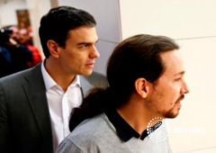 Sánchez (I) y el líder de Podemos, Pablo Iglesias, llegan a una reunión en el Congreso de los Diputados en Madrid, el 5 de febrero de 2016 Sánchez (I) y el líder de Podemos, Pablo Iglesias, llegan a una reunión en el Congreso de los Diputados en Madrid, el 5 de febrero de 2016