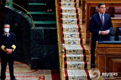 España prorroga hasta el 24 de mayo el estado de alarma Un ujier del Congreso de los Diputados en Madrid, de pie y con una mascarilla cerca del presidente del Gobierno español, Pedro Sánchez, durante el debate para solicitar una cuarta prórroga del estado de alarma para frenar el coronavirus, el 6 de mayo de 2