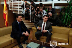 Ciudadanos ve imprescindible contar con el PP para que haya Gobierno Sánchez y a Rivera en el inicio de las conversaciones en el Parlamento en Madrid el 4 de febrero de 2016