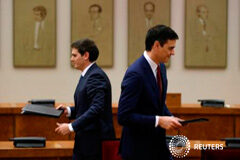 Podemos se retira de las negociaciones de gobierno tras el acuerdo de Sánchez y Rivera El líder socialista, Pedro Sánchez (D) y el de Ciudadanos, Albert Rivera, tras la firma del acuerdo en el Congreso en Madrid el 24 de febrero de 2016