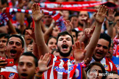 El TAS mantiene la sanción al Atlético, que se queja de «agravio comparativo» Aficionados del Atlético durante su despedida del Vicente Calderón el 28 de mayo de 2017