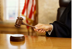 Menos del uno por ciento de los jueces han recibido sanción en 2010 Un juez usando la maza en un juicio.
