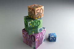 La Ley de Economía Sostenible modifica las sanciones de Protección de Datos Varios cubos hechos con billetes de euro.
