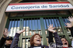 Madrid aprueba la ley para privatizar parte de la sanidad En la imagen del 27 de diciembre, varias personas protestan contra el plan en el exterior de la Consejería de Sanidad en Madrid.