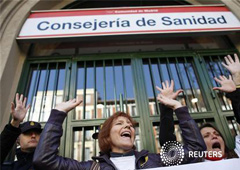 En la imagen del 27 de diciembre, varias personas protestan contra el plan en el exterior de la Consejería de Sanidad en Madrid.