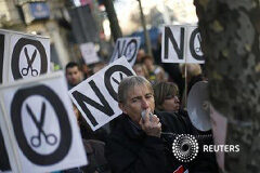 Los médicos de Madrid desconvocan la huelga indefinida En la imagen, un manifestante en una protesta contra los recortes sanitarios en Madrid, el 27 de diciembre de 2012