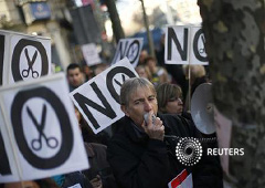 En la imagen, un manifestante en una protesta contra los recortes sanitarios en Madrid, el 27 de diciembre de 2012
