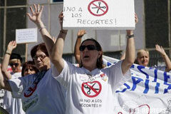 Madrid se suma a Cataluña e impone el euro por receta sanitaria varios trabajadores sanitarios protestan contra los recortes en el hospital de La Paz el 13 de septiembre de 2012