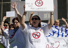 varios trabajadores sanitarios protestan contra los recortes en el hospital de La Paz el 13 de septiembre de 2012
