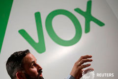 Vox se dispara en intención de voto y amplía la mayoría de la derecha El líder del partido de extrema derecha VOX, Santiago Abascal, en una entrevista con Reuters en la sede del partido en Madrid, el 16 de octubre de 2018
