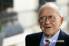 Los españoles dan el último adiós a Santiago Carrillo El histórico dirigente comunista en una fotografía del 23 de octubre de 2011 a su llegada al Congreso