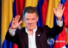 El presidente colombiano Juan Manuel Santos celebra tras ganar un segundo mandato en las elecciones presidenciales en Bogotá, Colombia, el 15 de junio de 2014