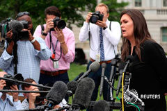 La secretaria de prensa de la Casa Blanca, Sarah Huckabee Sanders, habla con periodistas fuera de la Casa Blanca en Washington. 8 de mayo de 2019