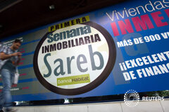 El banco malo español duplica pérdidas en 2014 por nuevos saneamientos Un hombre pasa junto a una pared con publicidad promoviendo el lanzamiento de bienes raíces con activos de mala Sareb Banco de España en Madrid 27 de mayo 2013