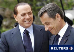 Sarkozy, y el primer ministro italiano Silvio Berlusconi, se saludan en Villa Madama, Roma, el 26 de abril de 2011.