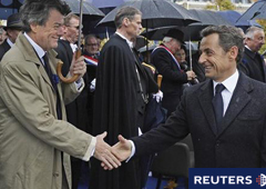 Sarkozy saluda a Fillon en París el 11 de noviembre de 2010 Sarkozy saluda a Fillon en París el 11 de noviembre de 2010