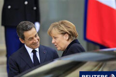 Sarkozy y Merkel abren una semana clave para la crisis del euro Sarkozy (I) saluda a Merkel antes de su encuentro en el Palacio del Elíseo en París el 5 de diciembre de 2011