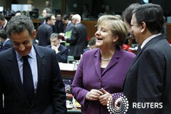 Los líderes de la UE se reúnen sobre un nuevo fondo de rescate El presidente francés Nicolas Sarkozy (I) habla con la canciller alemana Angela Merkel (C) y el presidente de la Comisión Europea José Manuel Barroso (D) en una cumbre de la Unión Europea en Bruselas, el 9 de diciembre de 2011