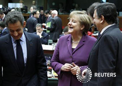 El presidente francés Nicolas Sarkozy (I) habla con la canciller alemana Angela Merkel (C) y el presidente de la Comisión Europea José Manuel Barroso (D) en una cumbre de la Unión Europea en Bruselas, el 9 de diciembre de 2011
