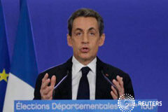 Sarkozy gana las elecciones locales en Francia, FN sube levemente Sarkozy durante la rueda de prensa después del cierre de los colegios electorales en la sede de su partido en París el 29 de marzo de 2015
