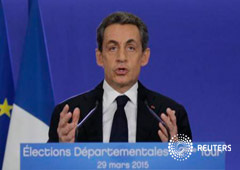 Sarkozy durante la rueda de prensa después del cierre de los colegios electorales en la sede de su partido en París el 29 de marzo de 2015