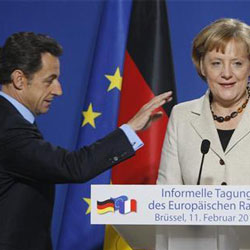 a canciller alemana, Angela Merkel (D), junto al presidente francés, Nicolas Sarkozy (I), en rueda de prensa el 11 de febrero de 2010 en Bruselas.