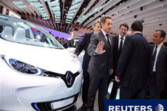 La inteligencia francesa investiga el espionaje a Renault Sarkozy entre varios políticos del ministerio de Energía y el consejero delegado de Renault, Carlos Ghosn (segundo por la derecha), el 1 de octubre de 2010 en la Feria de Automóviles de París.