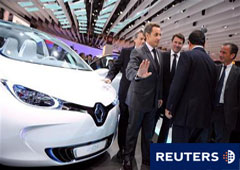 Sarkozy entre varios políticos del ministerio de Energía y el consejero delegado de Renault, Carlos Ghosn (segundo por la derecha), el 1 de octubre de 2010 en la Feria de Automóviles de París.