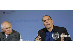 Los ministros de Finanzas griego y alemán se contradicen en Berlín Schaeuble (izq.) y Varoufakis en una rueda de prensa en Berlín el 5 de febrero de 2015