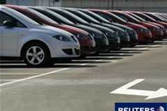 Seat presenta un ERE para 700 trabajadores coches nuevos de Seat aparcados cerca de Barcelona, el 1 de septiembre de 2009.