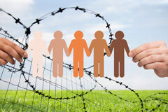 La Oficina de Presentaciones de los juzgados de Valencia permite localizar a casi 3.000 personas buscadas por la Justicia Alambrada y cuatro muñecos sujetos por dos manos