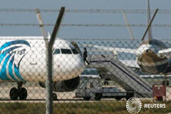 La mayoría de los pasajeros del avión de EgyptAir liberados Un oficial en el avión secuestrado en Larnaca, Chipre, el 29 de marzo de 2016