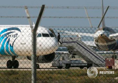 Un oficial en el avión secuestrado en Larnaca, Chipre, el 29 de marzo de 2016