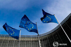 El crecimiento económico de la eurozona se ralentiza en el primer trimestre, como se esperaba Banderas de la UE ante la sede de la Comisión Europea en Bruselas, el 12 de marzo de 2018