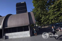 El beneficio de BBVA baja un 12,6% en el primer trimestre Varias personas camina cerca de la sede de BBVA en Madrid