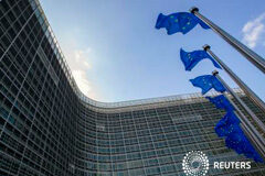 Comisión Europea mejora sus previsiones de crecimiento para España Banderas de la UE ondean en la sede de la Comisión en Bruselas, el 5 de mayo de 2015